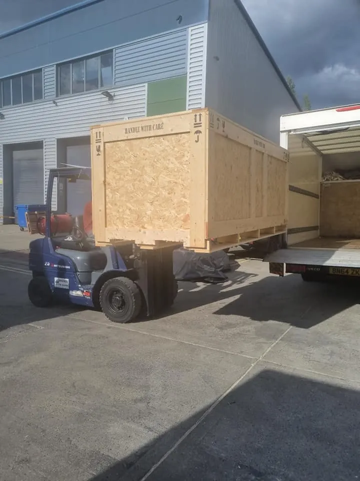 Crate by forklift – Pallet and crate work