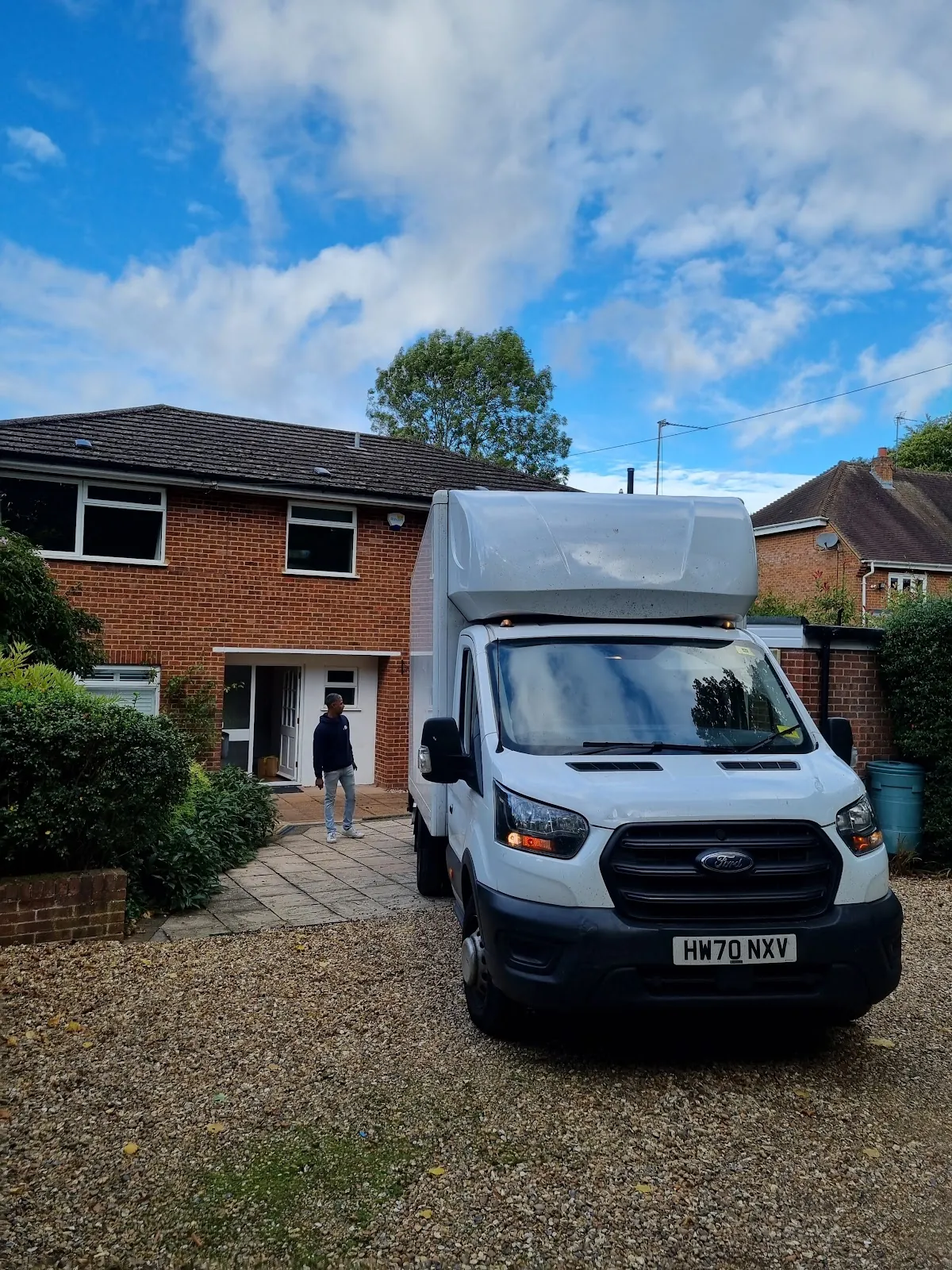On the drive – Luton on a driveway, easy load