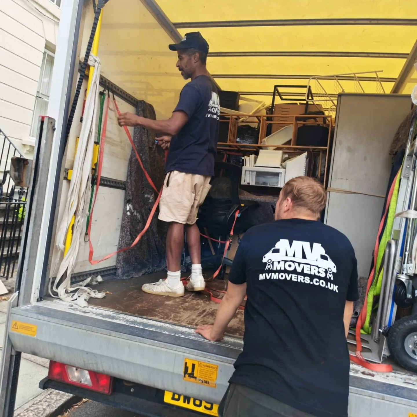 Tail-lift – Strapping the load before the road