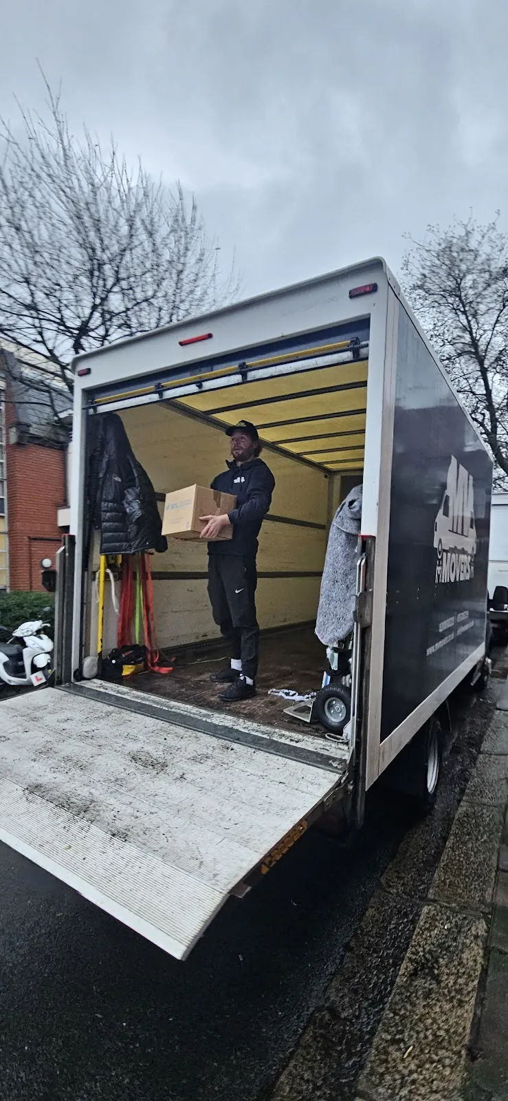 Boxes up – Tail-lift loading, box by box